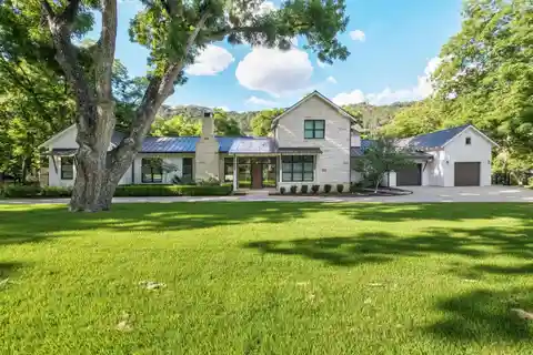 Rustic-style Lake Austin Retreat