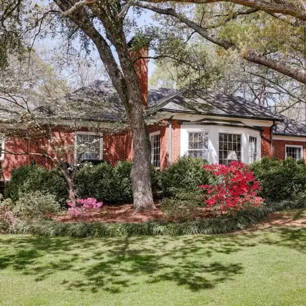 CLASSIC FIVE POINTS CHARM WITH MODERN SOPHISTICATION