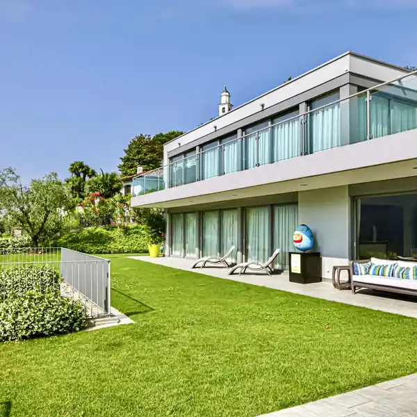 SLEEK HOME WITH A FANTASTIC LAKE VIEW