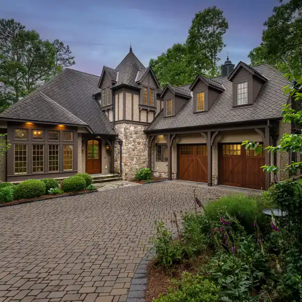 ELEGANT TUDOR LIVING IN PRIVATE RAMBLE CORNER