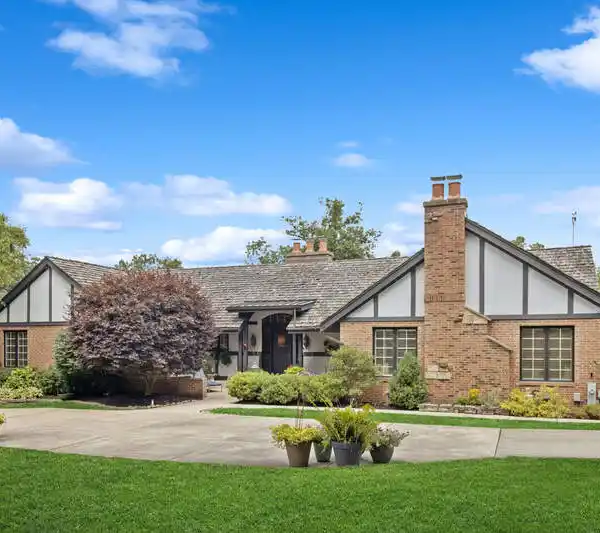 RARE GLEN ELLYN RETREAT