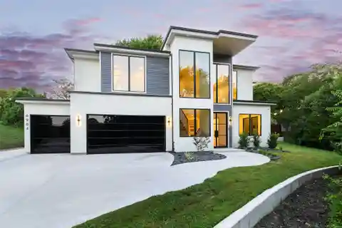 Private Creekside Retreat Near White Rock Lake