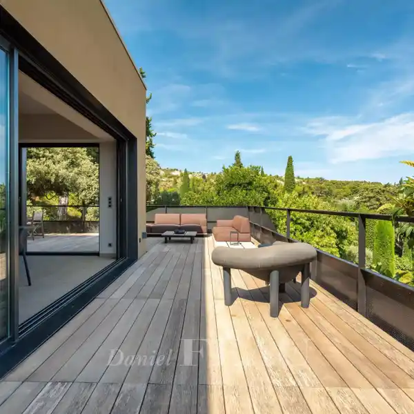 BRIGHT CONTEMPORARY PROPERTY