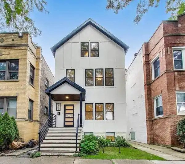 ELEGANT MULTI-LEVEL HOME IN PRIME CHICAGO LOCATION