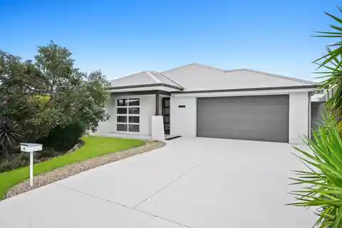 Ultra-Modern Single-Level Residence