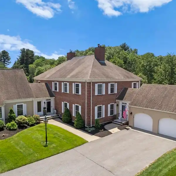 BEAUTIFULLY RENOVATED HUNTERS RIDGE TOWNHOME