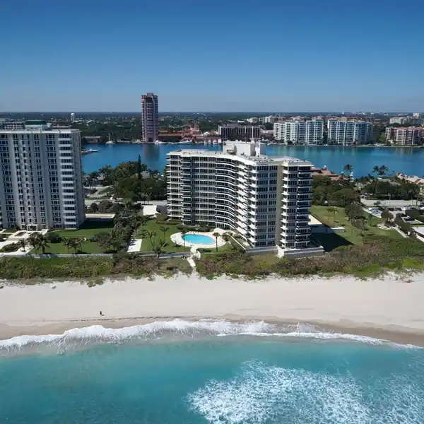 CUSTOM DESIGNED COMBO UNIT WITH SWEEPING VIEWS