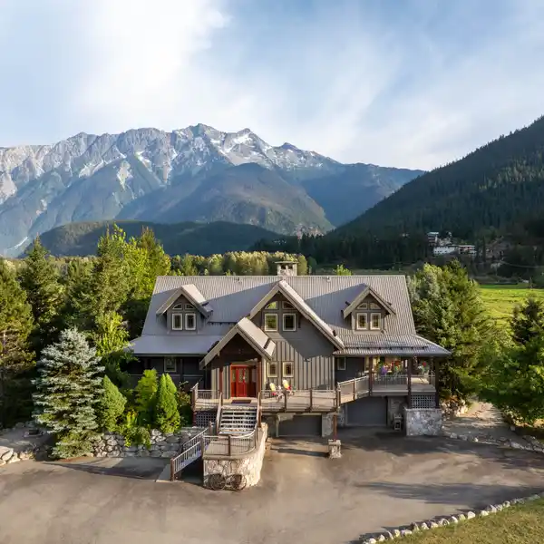 10-ACRE PROPERTY WITH ENDLESS POSSIBILITIES