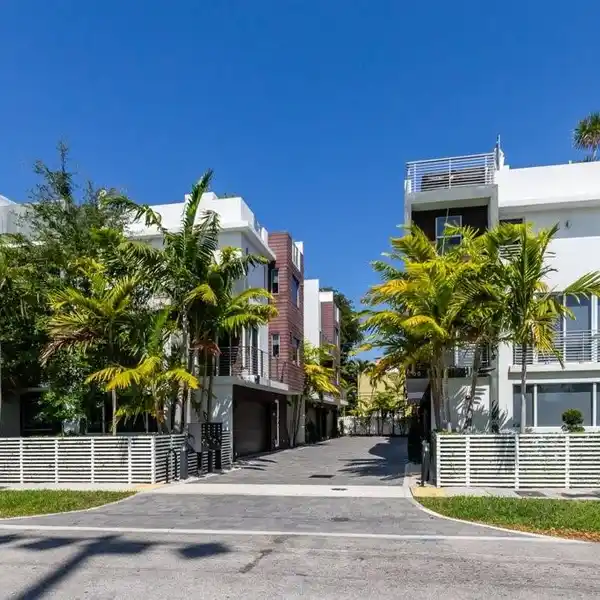 IMMACULATE MODERN TOWNHOUSE