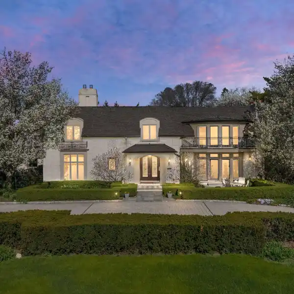 LAKEFRONT ESTATE WITH BREATHTAKING VIEWS