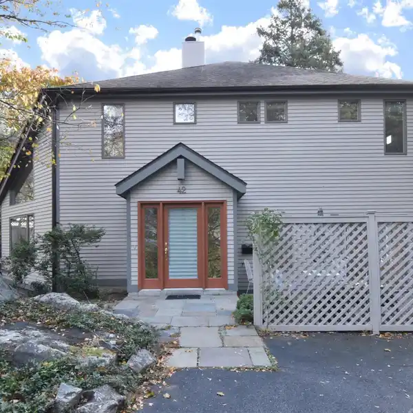 STUNNING LIGHT-FILLED CONTEMPORARY RETREAT