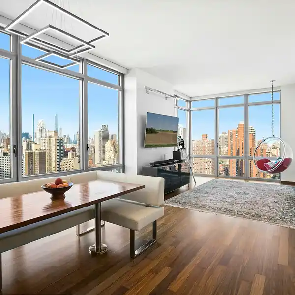 LUXURY MEETS COMFORT ON THE 30TH FLOOR