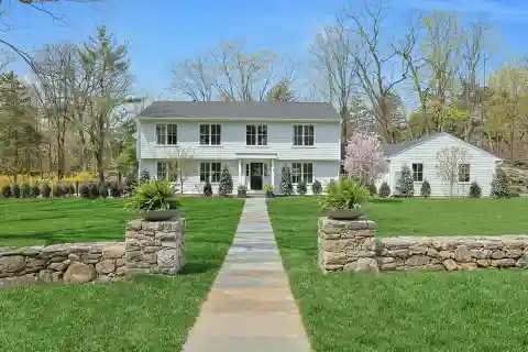 Elegant Colonial with Pool on Cul-de-sac
