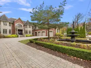 Beautiful Lakefront Residence