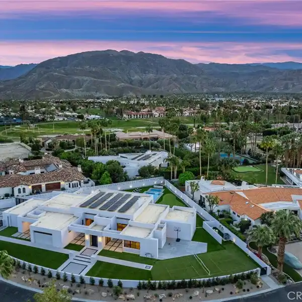 MODERN LUXURY IN PRESTIGIOUS CLANCY LANE ESTATES