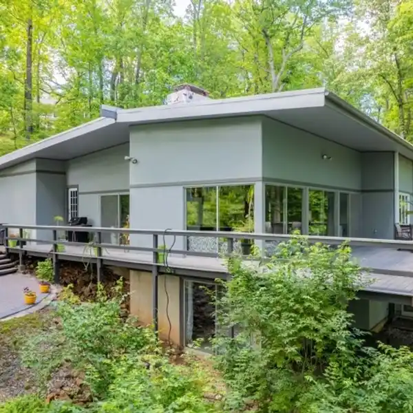 PEACEFUL RETREAT WITH SPACIOUS DECK & PATIO