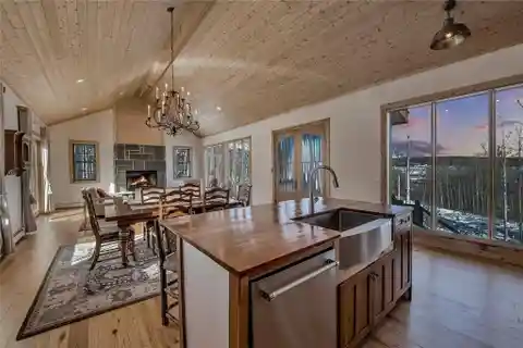 Beautiful Craftsman’s Residence in Warm Springs