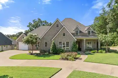 Elegant Residence in Prestigious Cascades