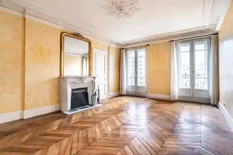 Elegant Full-Floor Apartment