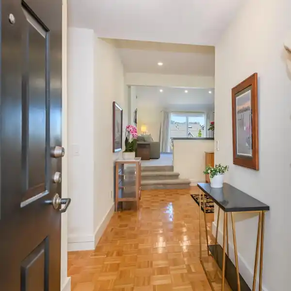 BEAUTIFULLY MAINTAINED END UNIT IN COVETED DRAKES VIEW CIRCLE