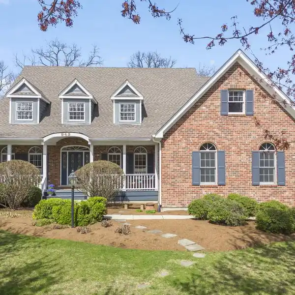 BEAUTIFUL HOME IN A DESIRABLE NEIGHBORHOOD