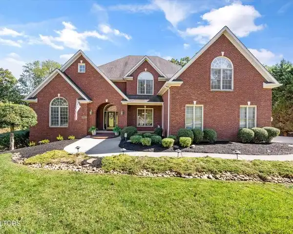 REFINED AND SPACIOUS LIVING IN WEST KNOXVILLE