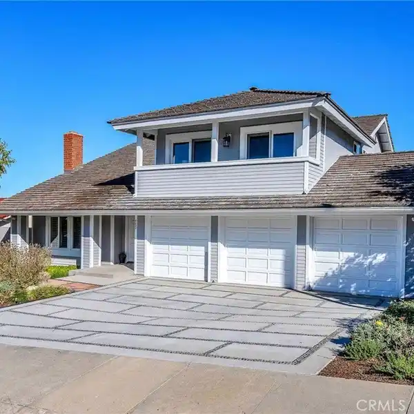 IMMACULATE ESTATE WITH SPARKLING POOL AND VIEWS