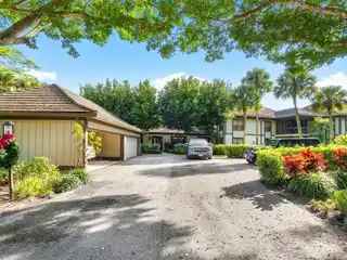 Exquisitely Renovated End-unit Bungalow in Palm Beach Polo Club
