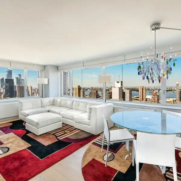 CONTEMPORARY HIGH-END FURNISHED RENTAL