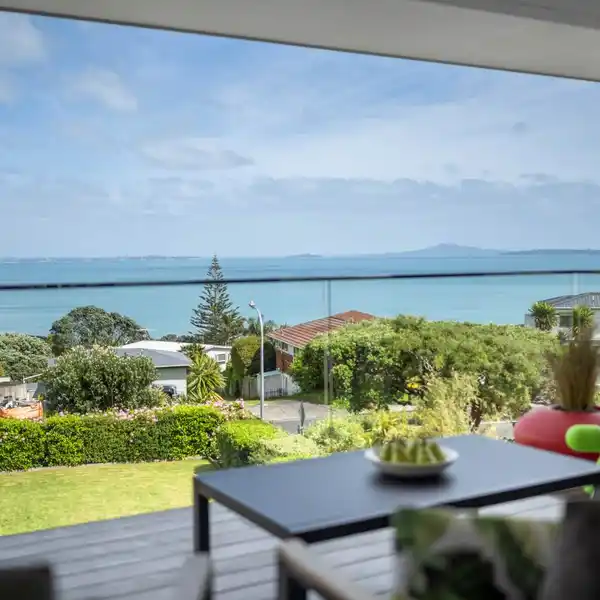 BEAUTIFULLY RENOVATED COASTAL ELEGANCE WITH SPECTACULAR SEA VIEWS