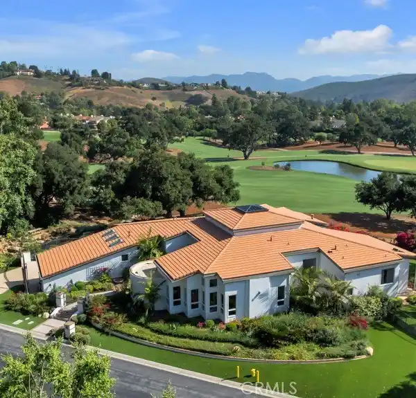 WORLD-CLASS INDOOR-OUTDOOR LIVING