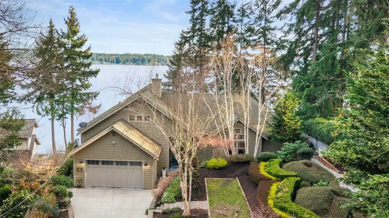 The Pinnacle of Waterfront Living
