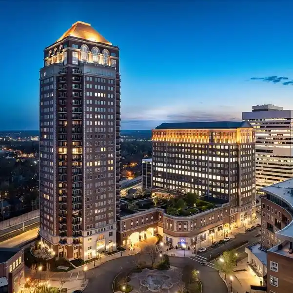 LUXURY AND CONVENIENCE IN THE PLAZA