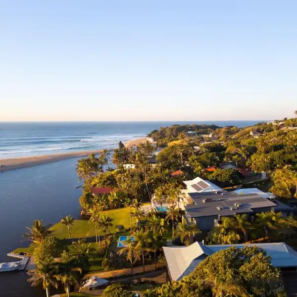 EXTRAORDINARY LAGOON-FRONT ESTATE