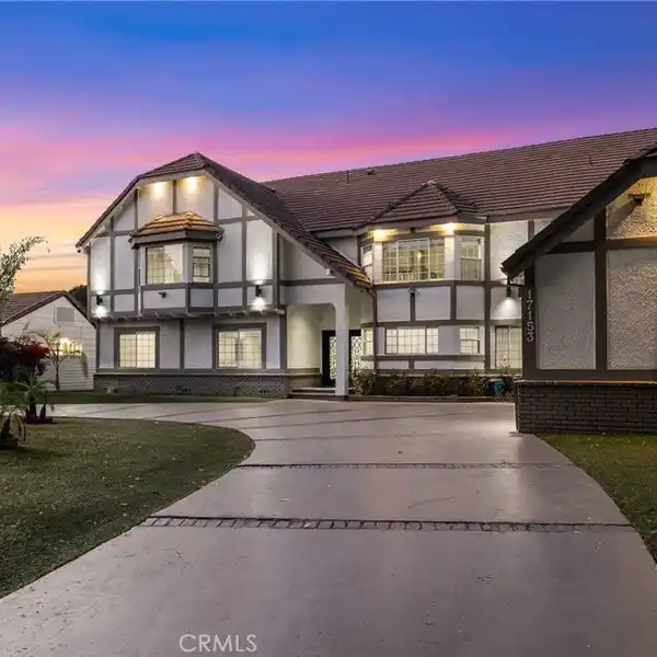 ELEGANTLY REMODELED ESTATE IN SHERWOOD FOREST