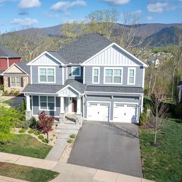 MOVE-IN READY VIEW HOME IN THE HEART OF EVERYTHING