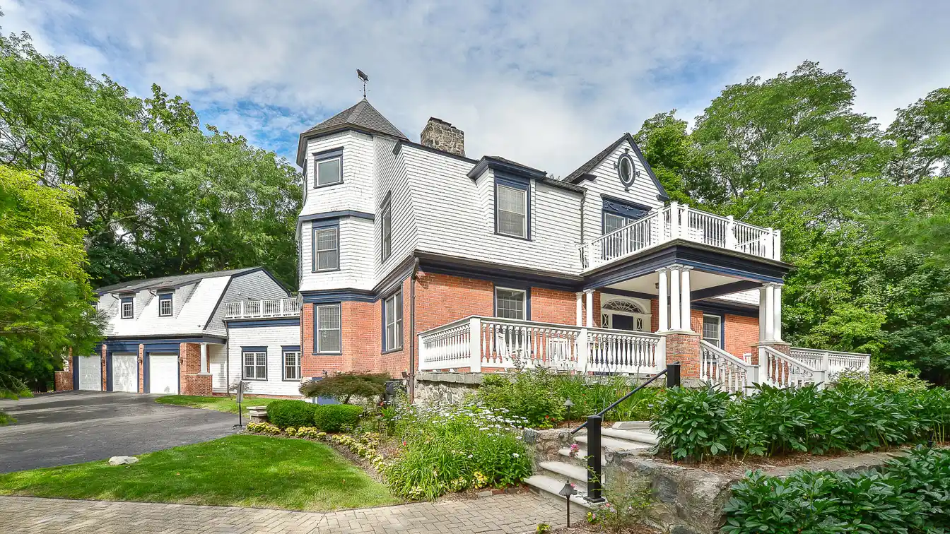 Magnificent 1897 Residence in Historic Oxbridge