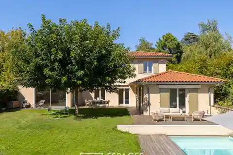 Contemporary House on a Calm Cul-De-Sac