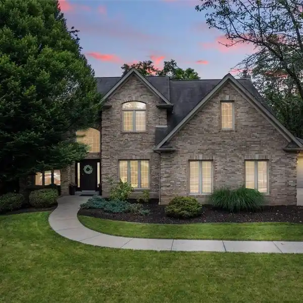 MAGNIFICENT BRICK RESIDENCE IN BENNINGTON WOODS