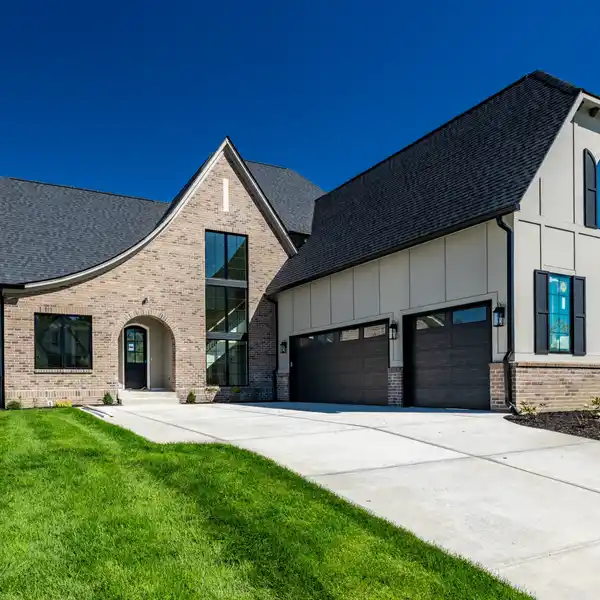 STUNNING MODERN HOME IN GATED HOLLIDAY FARMS