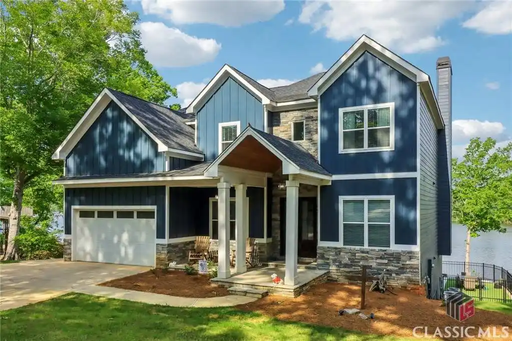 Like-new Lakefront Masterpiece