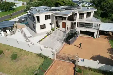 Modern Masterpiece in the Prestigious Sheffield Beach Area