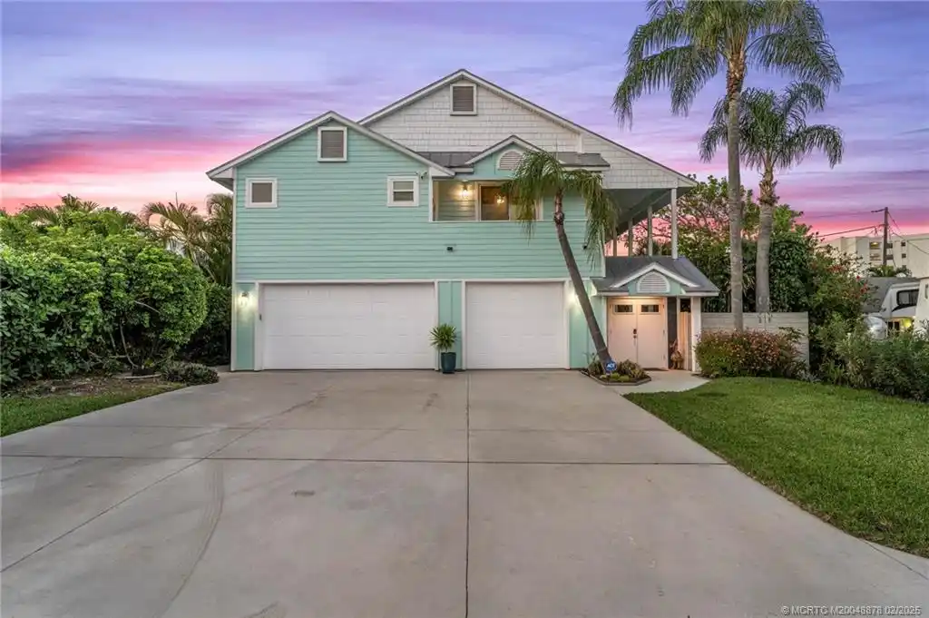 Ideally Located Jupiter Retreat