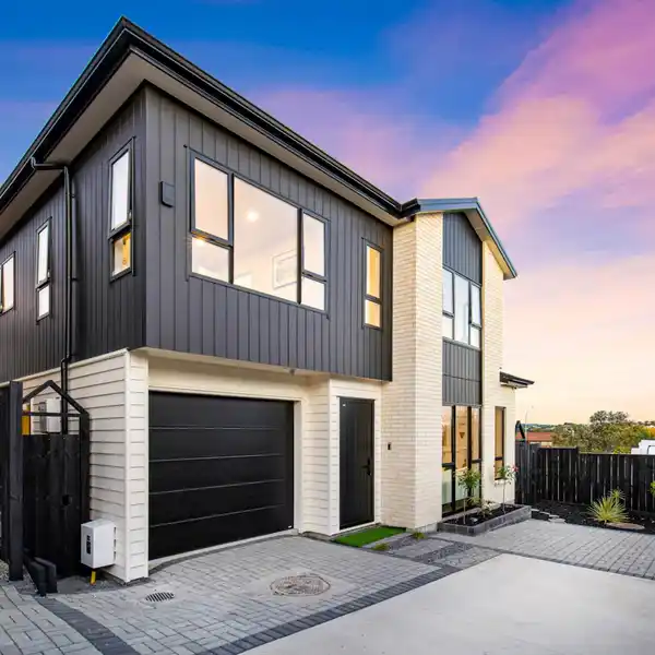 MODERN LUXURY STEPS FROM THE SHORELINE