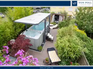 Well-kept Terraced House with Five Bedrooms and Pool in the Large Garden