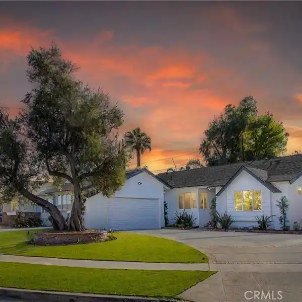 STYLISH AND UPDATED HOME IN PRIME LOCATION