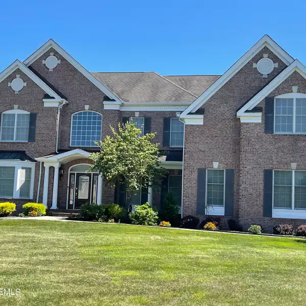 BRICK FRONT BEAUTY WITH DRAMATIC CURVED STAIRCASE