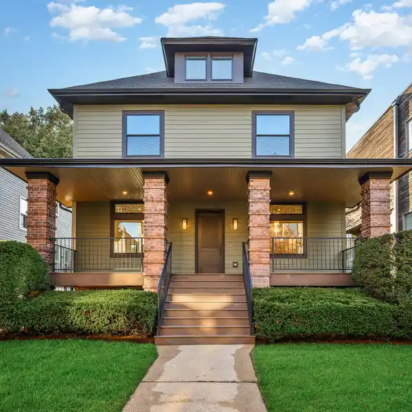DISTINGUISHED LOGAN SQUARE RESIDENCE