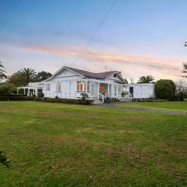 NINE-PLUS-ACRE LIFESTYLE PROPERTY
