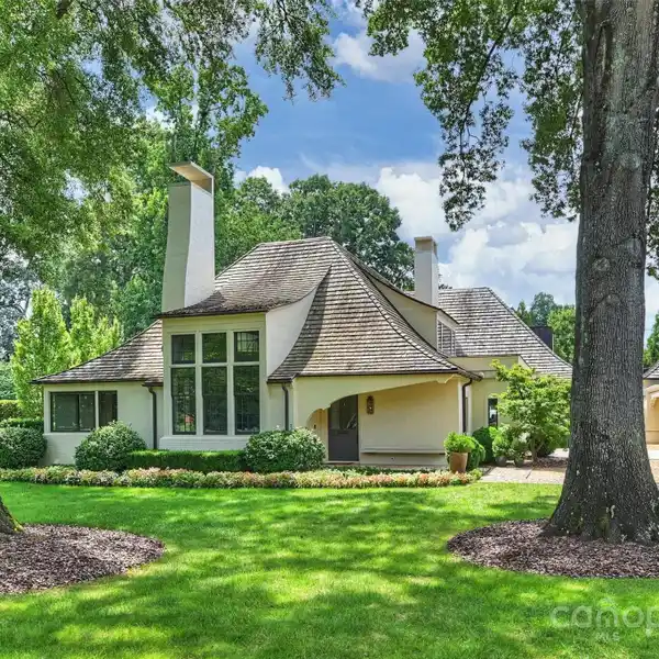 ONE-OF-A-KIND CUSTOM HOME IN FOXCROFT